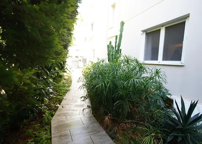 Garden Apartment Next To The Mall -Private Parking