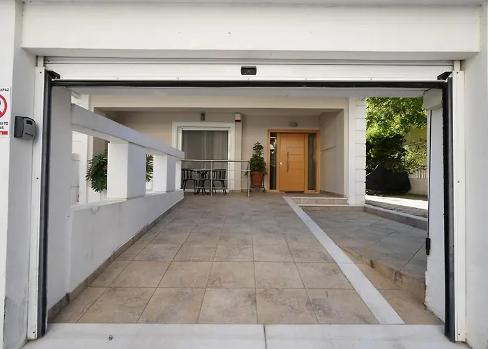 Garden Apartment Next To The Mall -Private Parking